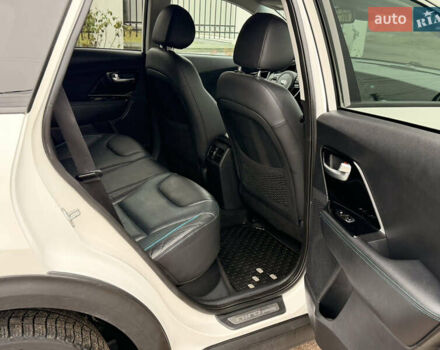Білий Кіа Niro, об'ємом двигуна 0 л та пробігом 112 тис. км за 18300 $, фото 10 на Automoto.ua