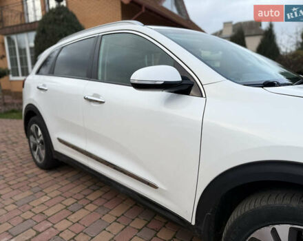 Білий Кіа Niro, об'ємом двигуна 0 л та пробігом 112 тис. км за 18300 $, фото 6 на Automoto.ua