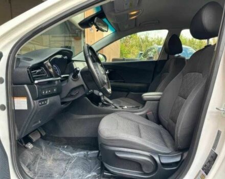 Белый Киа Niro, объемом двигателя 1.6 л и пробегом 65 тыс. км за 7100 $, фото 8 на Automoto.ua