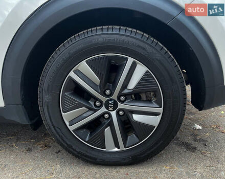 Білий Кіа Niro, об'ємом двигуна 1.6 л та пробігом 215 тис. км за 16800 $, фото 16 на Automoto.ua