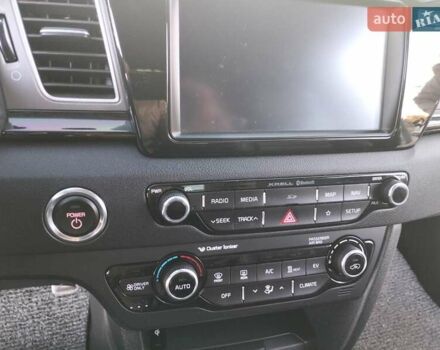 Білий Кіа Niro, об'ємом двигуна 0 л та пробігом 66 тис. км за 19000 $, фото 4 на Automoto.ua