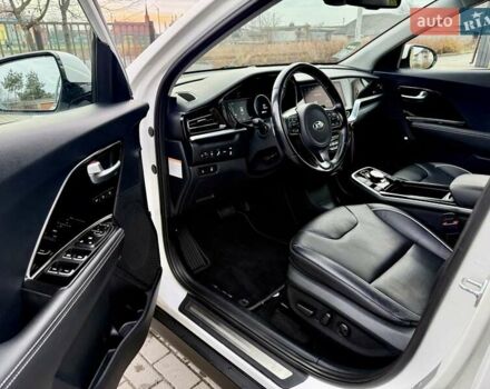 Білий Кіа Niro, об'ємом двигуна 0 л та пробігом 89 тис. км за 18950 $, фото 48 на Automoto.ua