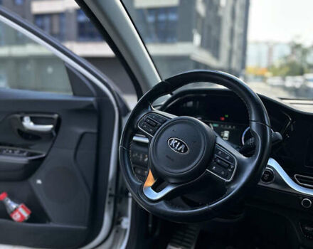 Білий Кіа Niro, об'ємом двигуна 0 л та пробігом 155 тис. км за 18300 $, фото 9 на Automoto.ua