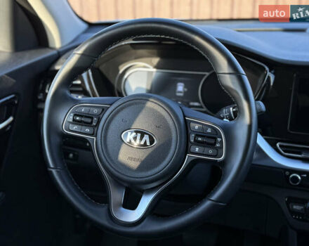 Білий Кіа Niro, об'ємом двигуна 0 л та пробігом 121 тис. км за 18950 $, фото 31 на Automoto.ua