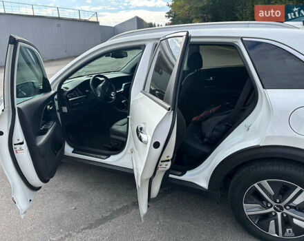 Белый Киа Niro, объемом двигателя 1.6 л и пробегом 40 тыс. км за 25150 $, фото 9 на Automoto.ua