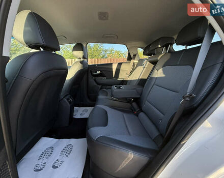 Білий Кіа Niro, об'ємом двигуна 0 л та пробігом 121 тис. км за 18950 $, фото 25 на Automoto.ua