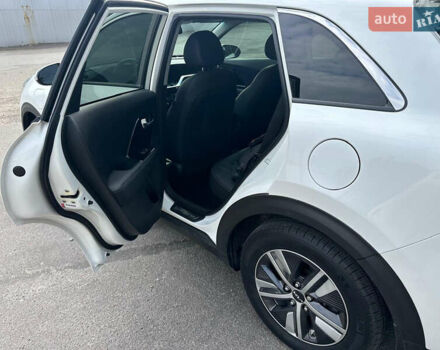 Белый Киа Niro, объемом двигателя 1.6 л и пробегом 40 тыс. км за 25150 $, фото 10 на Automoto.ua