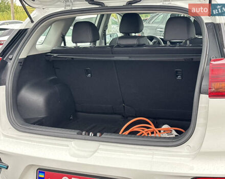 Белый Киа Niro, объемом двигателя 0 л и пробегом 98 тыс. км за 19550 $, фото 32 на Automoto.ua