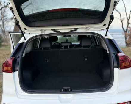 Білий Кіа Niro, об'ємом двигуна 0 л та пробігом 68 тис. км за 21400 $, фото 12 на Automoto.ua