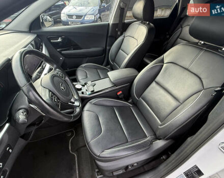 Білий Кіа Niro, об'ємом двигуна 0 л та пробігом 82 тис. км за 23266 $, фото 26 на Automoto.ua