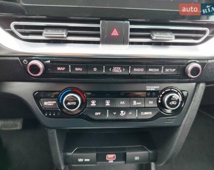 Білий Кіа Niro, об'ємом двигуна 0 л та пробігом 75 тис. км за 19700 $, фото 6 на Automoto.ua
