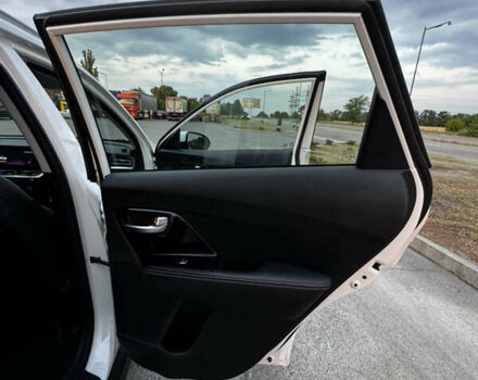 Білий Кіа Niro, об'ємом двигуна 0 л та пробігом 117 тис. км за 17000 $, фото 18 на Automoto.ua