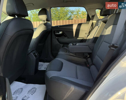 Білий Кіа Niro, об'ємом двигуна 0 л та пробігом 121 тис. км за 18950 $, фото 24 на Automoto.ua