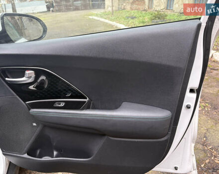 Білий Кіа Niro, об'ємом двигуна 0 л та пробігом 52 тис. км за 20500 $, фото 10 на Automoto.ua