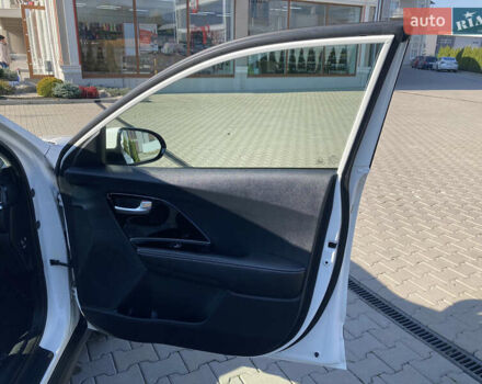 Білий Кіа Niro, об'ємом двигуна 0 л та пробігом 147 тис. км за 18200 $, фото 13 на Automoto.ua