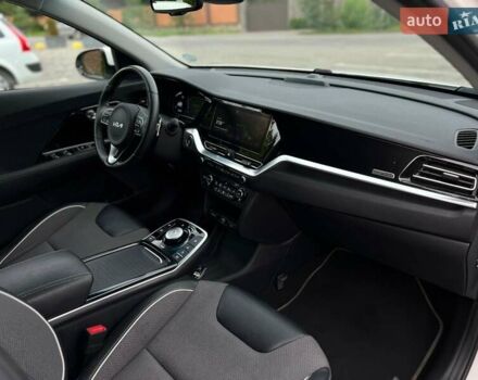 Білий Кіа Niro, об'ємом двигуна 0 л та пробігом 114 тис. км за 18880 $, фото 25 на Automoto.ua