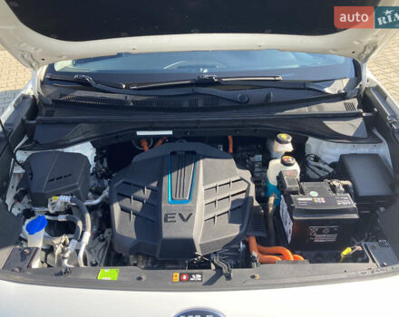 Білий Кіа Niro, об'ємом двигуна 0 л та пробігом 147 тис. км за 18200 $, фото 25 на Automoto.ua