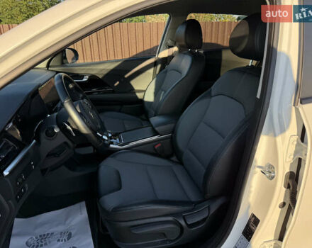 Білий Кіа Niro, об'ємом двигуна 0 л та пробігом 121 тис. км за 18950 $, фото 22 на Automoto.ua