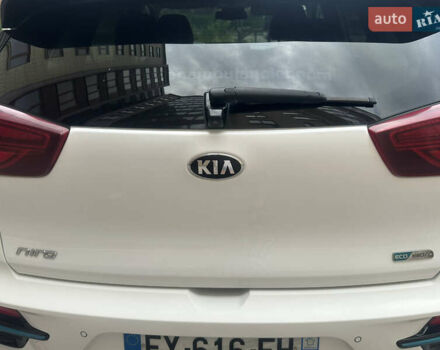 Белый Киа Niro, объемом двигателя 0 л и пробегом 122 тыс. км за 17999 $, фото 12 на Automoto.ua