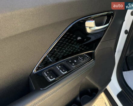 Білий Кіа Niro, об'ємом двигуна 0 л та пробігом 121 тис. км за 18950 $, фото 17 на Automoto.ua