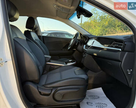 Білий Кіа Niro, об'ємом двигуна 0 л та пробігом 121 тис. км за 18950 $, фото 36 на Automoto.ua