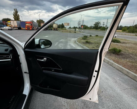 Білий Кіа Niro, об'ємом двигуна 0 л та пробігом 117 тис. км за 17000 $, фото 17 на Automoto.ua