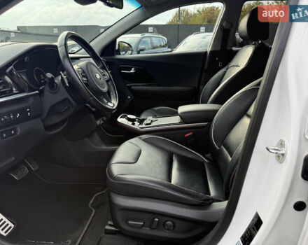 Білий Кіа Niro, об'ємом двигуна 0 л та пробігом 82 тис. км за 23266 $, фото 25 на Automoto.ua