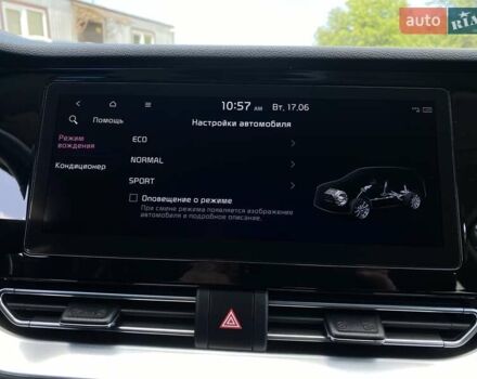 Білий Кіа Niro, об'ємом двигуна 0 л та пробігом 77 тис. км за 21900 $, фото 57 на Automoto.ua