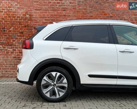 Білий Кіа Niro, об'ємом двигуна 0 л та пробігом 118 тис. км за 20500 $, фото 15 на Automoto.ua
