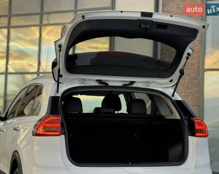 Білий Кіа Niro, об'ємом двигуна 0 л та пробігом 114 тис. км за 17500 $, фото 21 на Automoto.ua