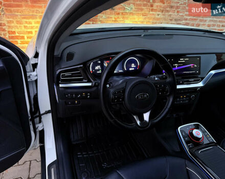 Білий Кіа Niro, об'ємом двигуна 0 л та пробігом 118 тис. км за 20500 $, фото 31 на Automoto.ua