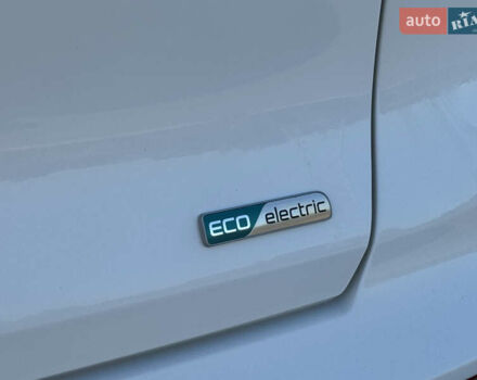 Білий Кіа Niro, об'ємом двигуна 0 л та пробігом 107 тис. км за 20900 $, фото 14 на Automoto.ua