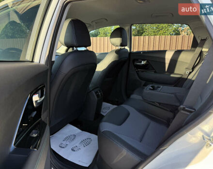 Білий Кіа Niro, об'ємом двигуна 0 л та пробігом 121 тис. км за 18950 $, фото 23 на Automoto.ua
