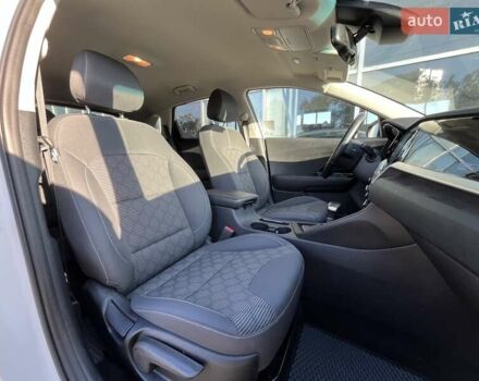 Білий Кіа Niro, об'ємом двигуна 1.58 л та пробігом 17 тис. км за 25900 $, фото 7 на Automoto.ua