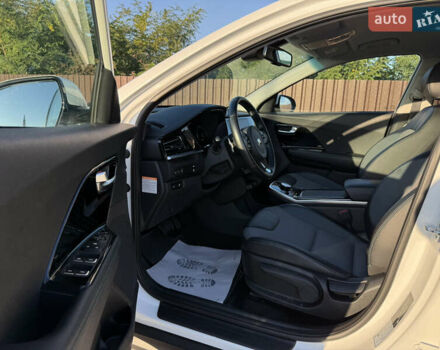 Білий Кіа Niro, об'ємом двигуна 0 л та пробігом 121 тис. км за 18950 $, фото 16 на Automoto.ua