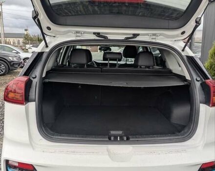 Білий Кіа Niro, об'ємом двигуна 0 л та пробігом 50 тис. км за 17300 $, фото 26 на Automoto.ua