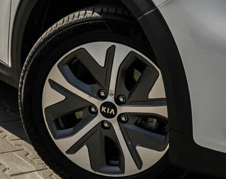 Білий Кіа Niro, об'ємом двигуна 0 л та пробігом 34 тис. км за 24750 $, фото 5 на Automoto.ua