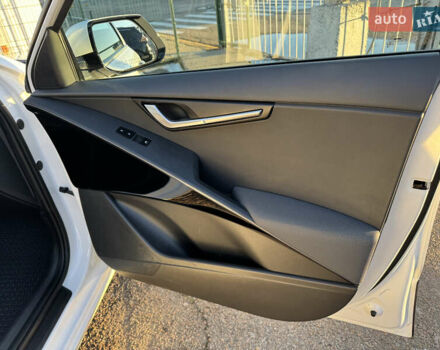 Білий Кіа Niro, об'ємом двигуна 1.58 л та пробігом 61 тис. км за 25990 $, фото 39 на Automoto.ua