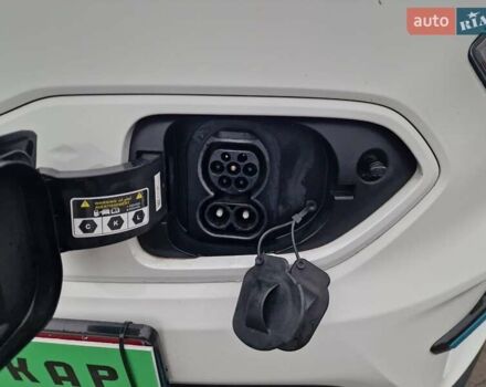 Білий Кіа Niro, об'ємом двигуна 0 л та пробігом 107 тис. км за 20600 $, фото 4 на Automoto.ua