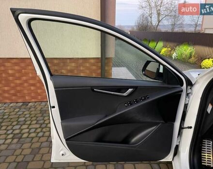 Білий Кіа Niro, об'ємом двигуна 0 л та пробігом 90 тис. км за 25300 $, фото 23 на Automoto.ua