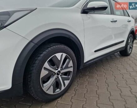 Білий Кіа Niro, об'ємом двигуна 0 л та пробігом 107 тис. км за 20600 $, фото 2 на Automoto.ua
