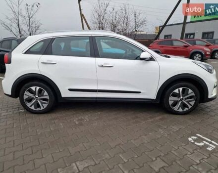Білий Кіа Niro, об'ємом двигуна 0 л та пробігом 107 тис. км за 20600 $, фото 8 на Automoto.ua