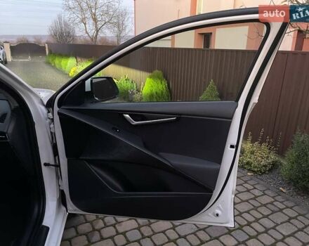 Білий Кіа Niro, об'ємом двигуна 0 л та пробігом 90 тис. км за 25300 $, фото 48 на Automoto.ua