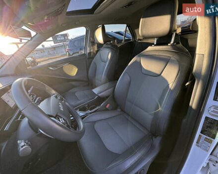 Білий Кіа Niro, об'ємом двигуна 1.58 л та пробігом 61 тис. км за 25990 $, фото 26 на Automoto.ua