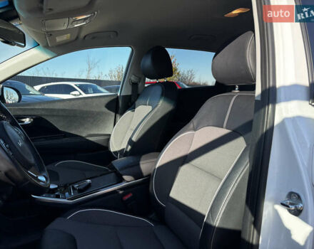 Білий Кіа Niro, об'ємом двигуна 0 л та пробігом 44 тис. км за 23900 $, фото 30 на Automoto.ua