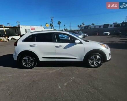 Білий Кіа Niro, об'ємом двигуна 0 л та пробігом 112 тис. км за 13000 $, фото 3 на Automoto.ua