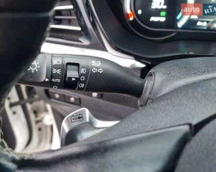 Білий Кіа Niro, об'ємом двигуна 0 л та пробігом 107 тис. км за 20600 $, фото 26 на Automoto.ua