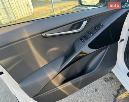 Білий Кіа Niro, об'ємом двигуна 1.58 л та пробігом 61 тис. км за 25990 $, фото 13 на Automoto.ua