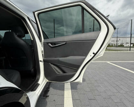 Белый Киа Niro, объемом двигателя 0 л и пробегом 56 тыс. км за 24999 $, фото 3 на Automoto.ua
