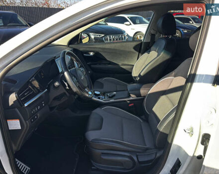 Білий Кіа Niro, об'ємом двигуна 0 л та пробігом 44 тис. км за 23900 $, фото 28 на Automoto.ua